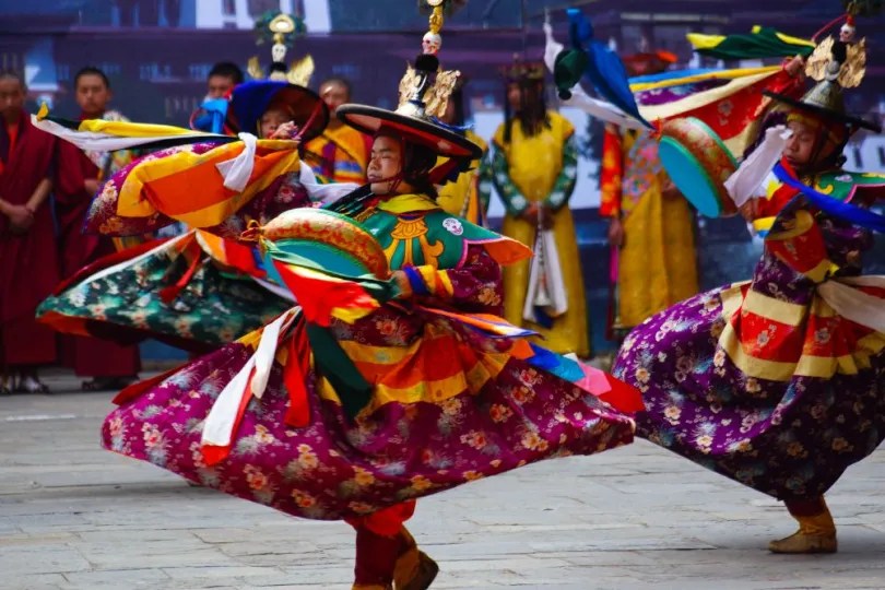 Bhutan festival gemaskerde dansers