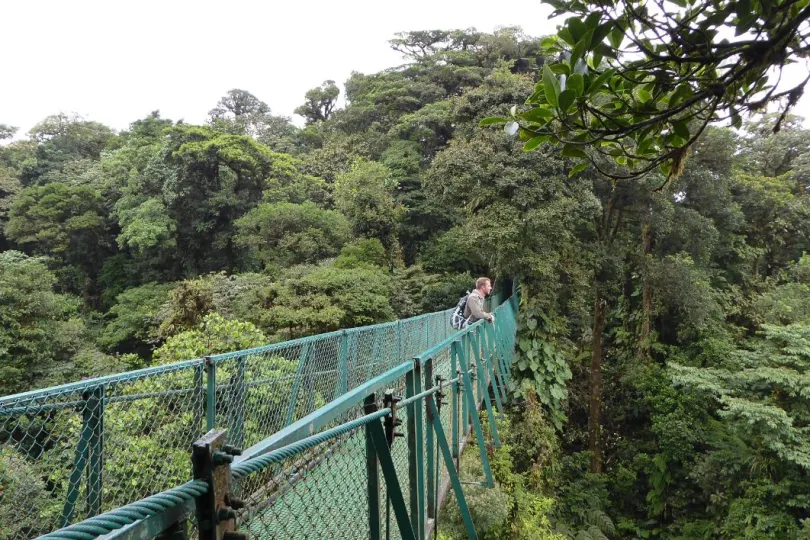 Costa Rica reiservaringen man op hangbrug