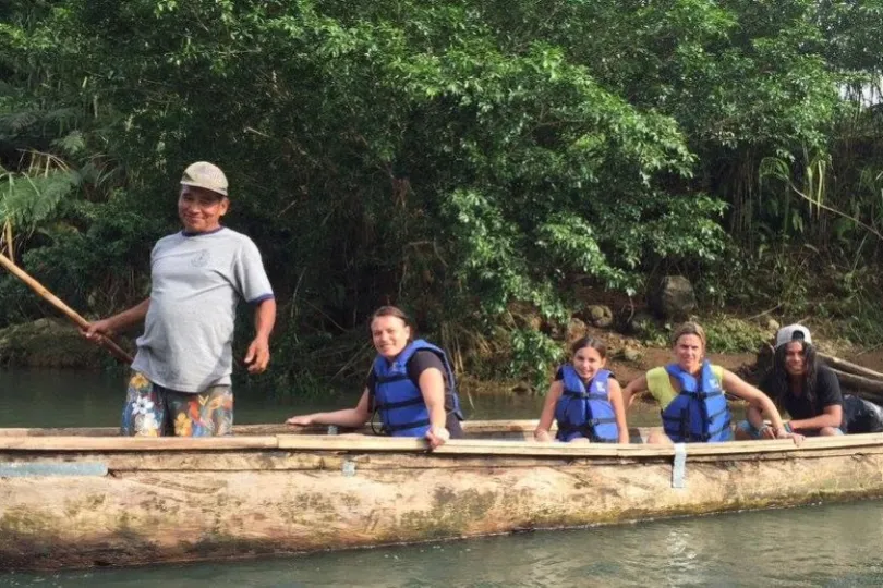 Rondreis Costa Rica met kinderen mensen in kano