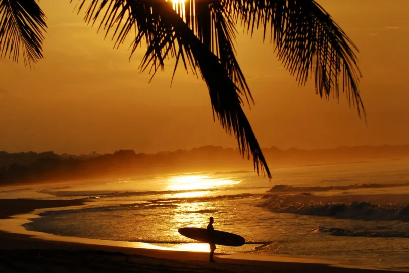 Rondreis Costa Rica surfer bij zonsondergang