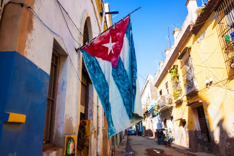 Rondreis Cuba met kinderen Havana met vlag