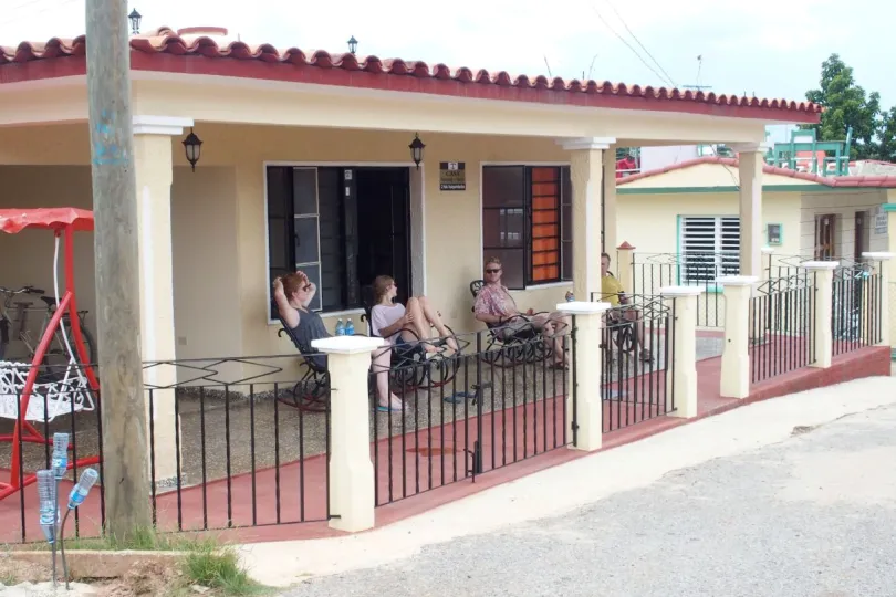 Familiereis Cuba op de veranda van een casa particular
