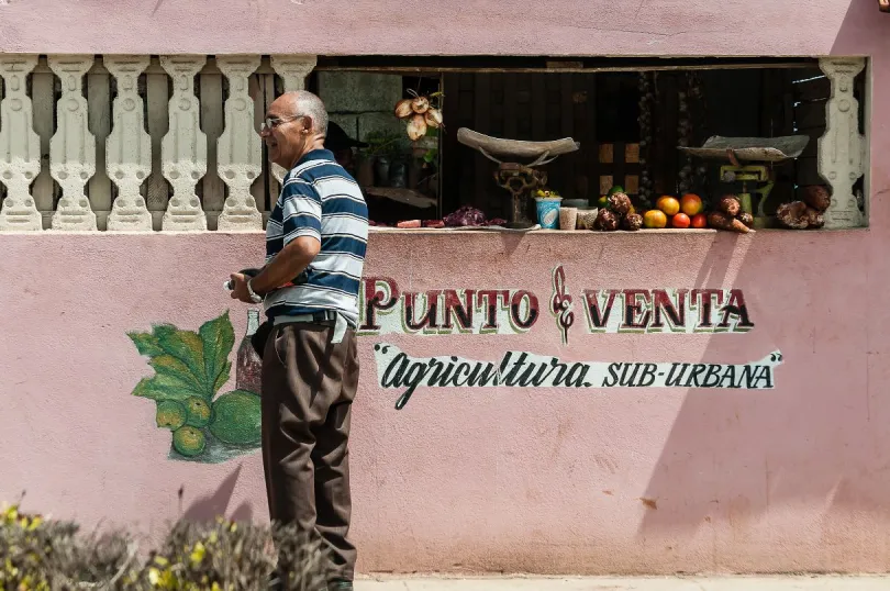 Oost Cuba Baracoa lokale man bij winkeltje