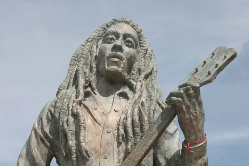 Jamaica bezienswaardigheden Bob Marley standbeeld
