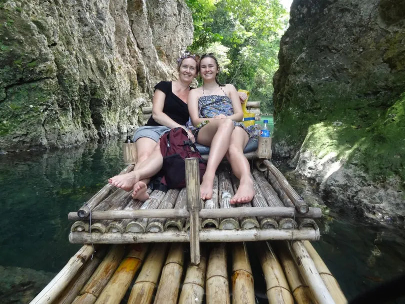 Jamaica met kinderen varen op bamboevlot