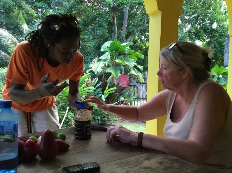 Reiservaring Jamaica vrouw uitleg over lokaal eten