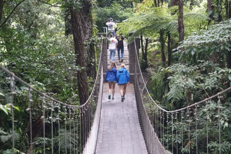 Autorondreis Costa Rica familie op hangbrug