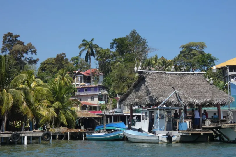 Guatemala rondreis boot van Rio Dulce naar Livingston