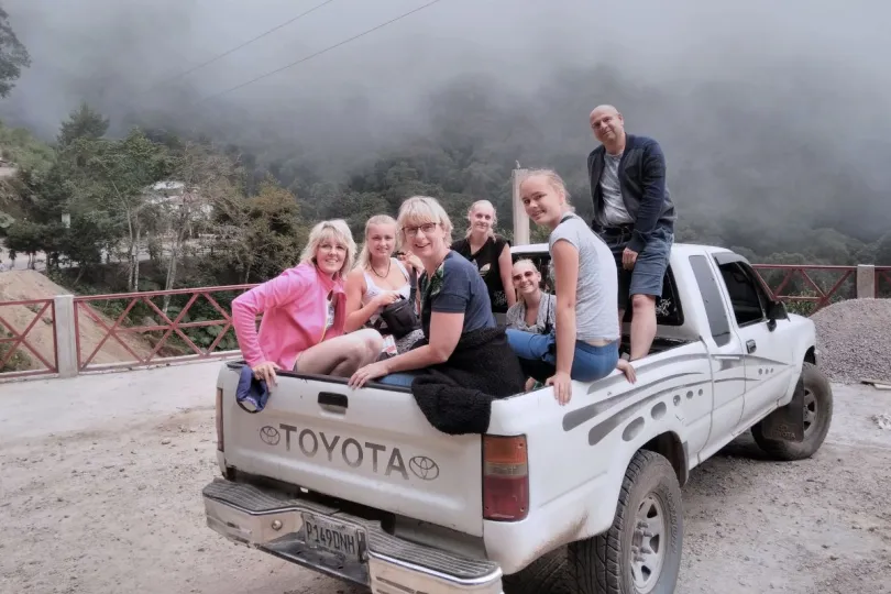 Guatemala reiservaring families in jeep