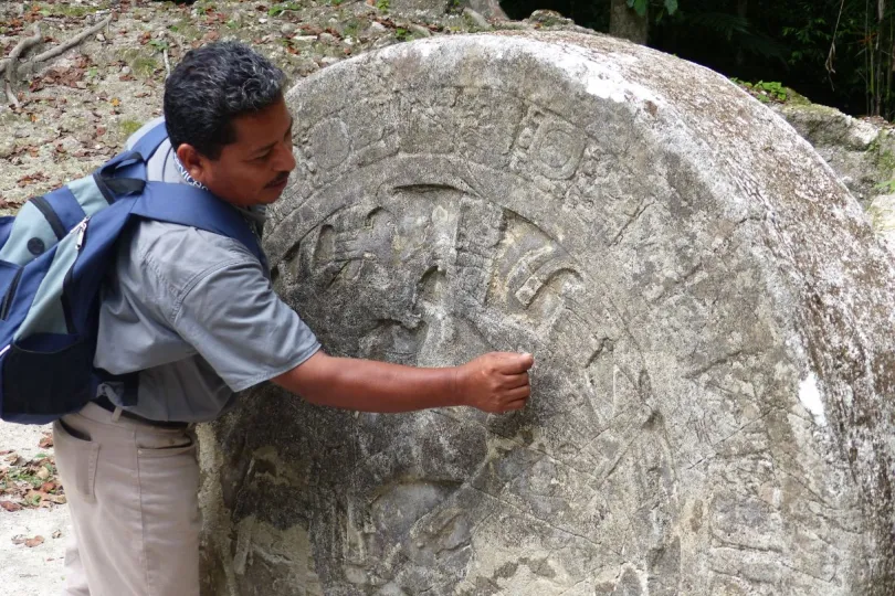 Tikal Guatemala gids hierogliefen uitleggen