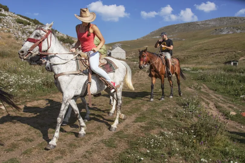Paardrijden mavrovo familierondreis Noord-Macedonië