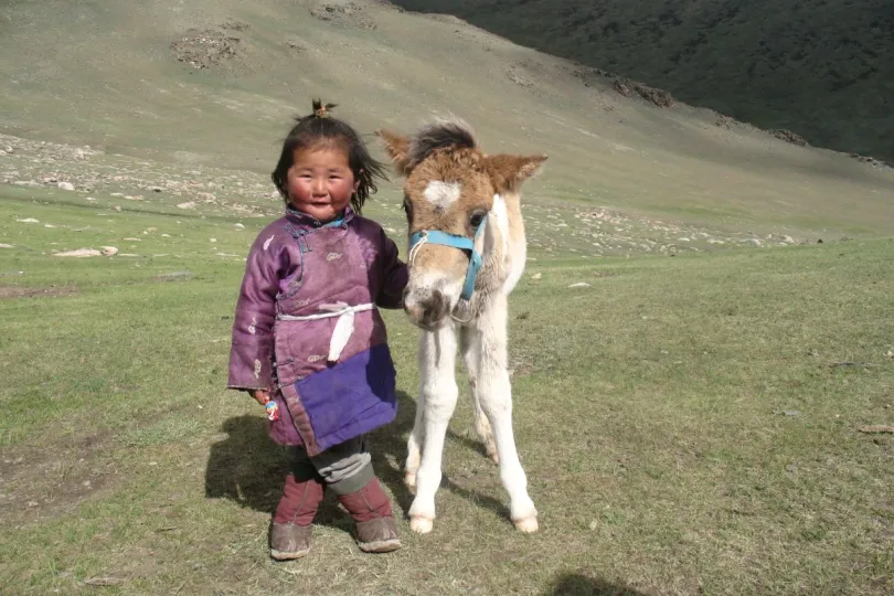 Familiereis Mongolie kindje met beest