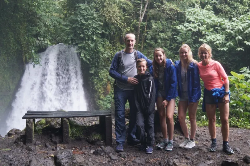 Autorondreis Costa Rica familie bij waterval