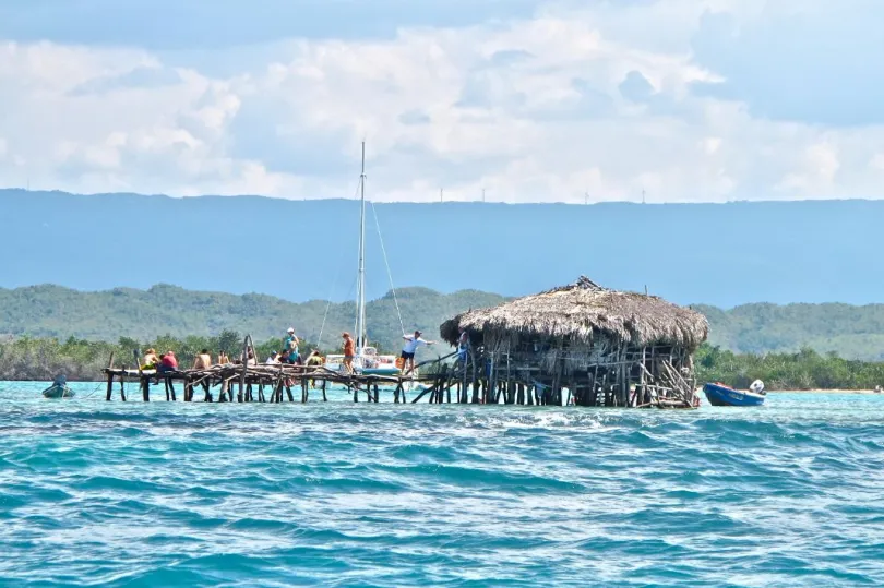 Bijzondere overnachting Jamaica bar op het water