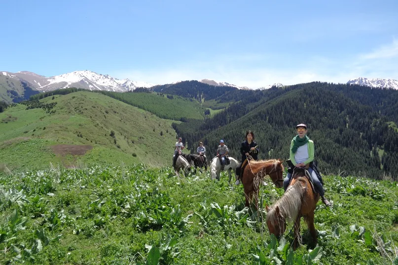 Kirgizië paardrijden door de bergen