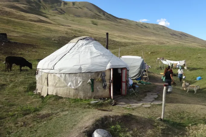 Kirgizië trekking yurt