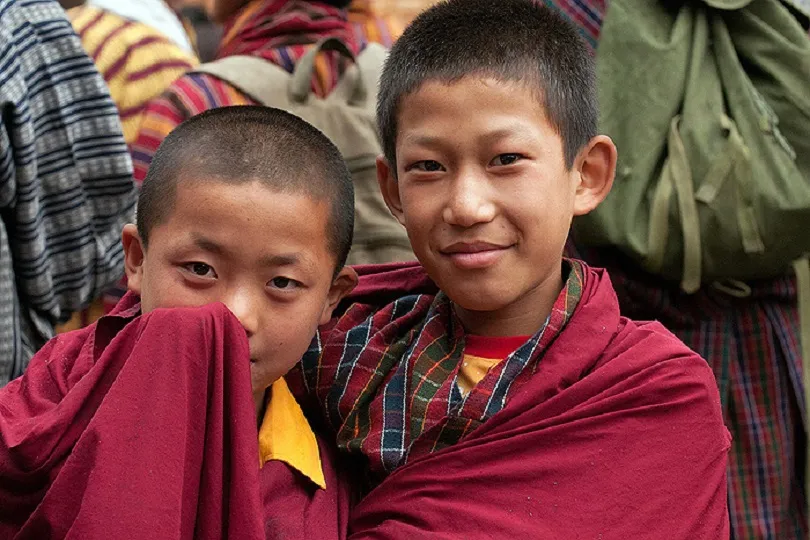 Zwei Jungen in traditioneller Robe in Bhutan