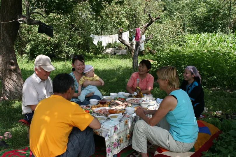 Kirgizië eten bij lokale familie