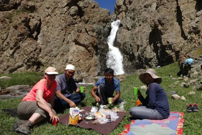 Kirgizië picknick waterval