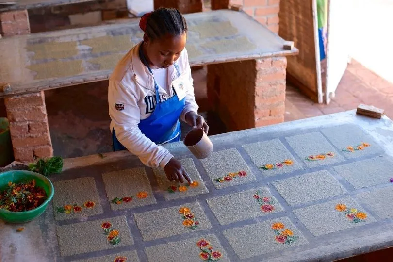 Highlight der Madagaskar Familienreise: Kunstvolle Fertigung des typischen Papiers 