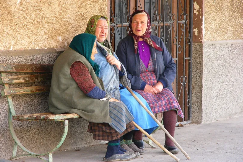 Oude lokale vrouwen op een bank