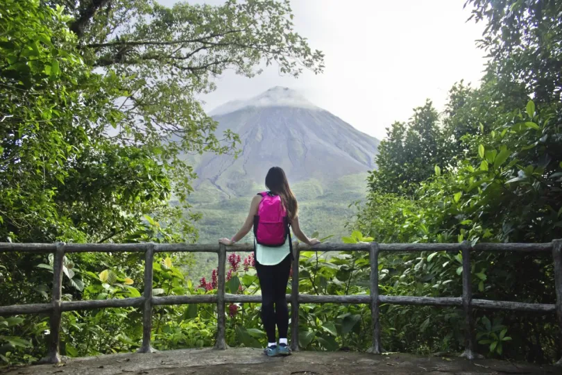 Rondreis Costa Rica met kinderen Arenal vulkaan en vrouw