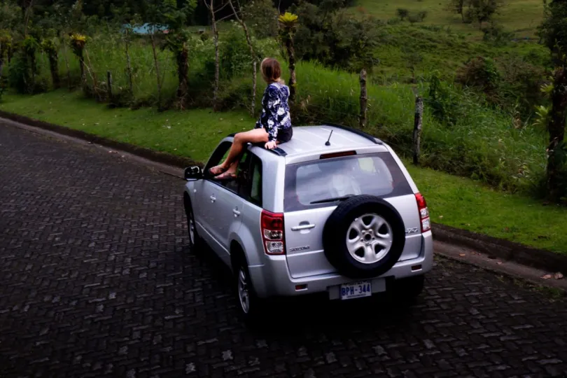 Gezinsvakantie Costa Rica vrouw auto