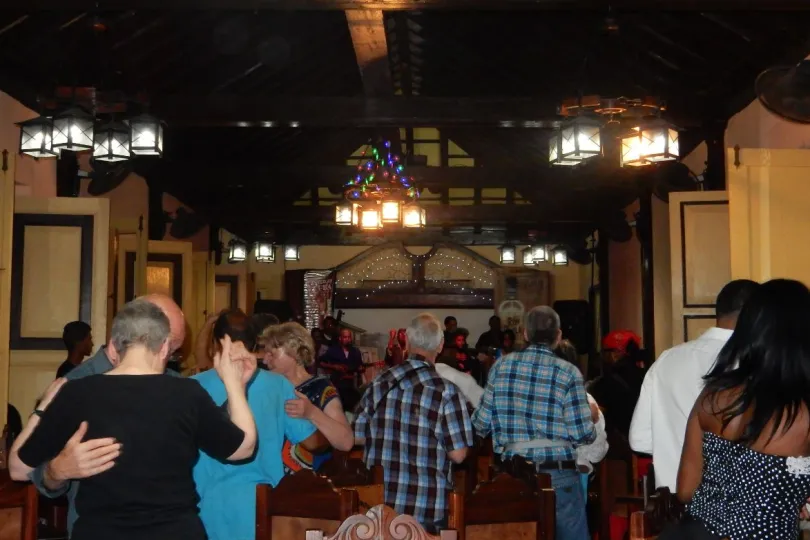 Reistips oosten Cuba dansen in Casa de la Trova