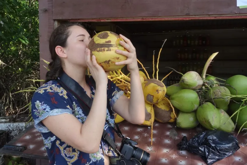Jamaica reis per bus vrouw met kokosnoot