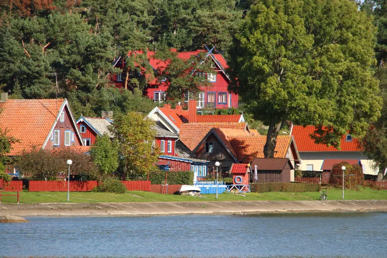 Huizen aan een meer