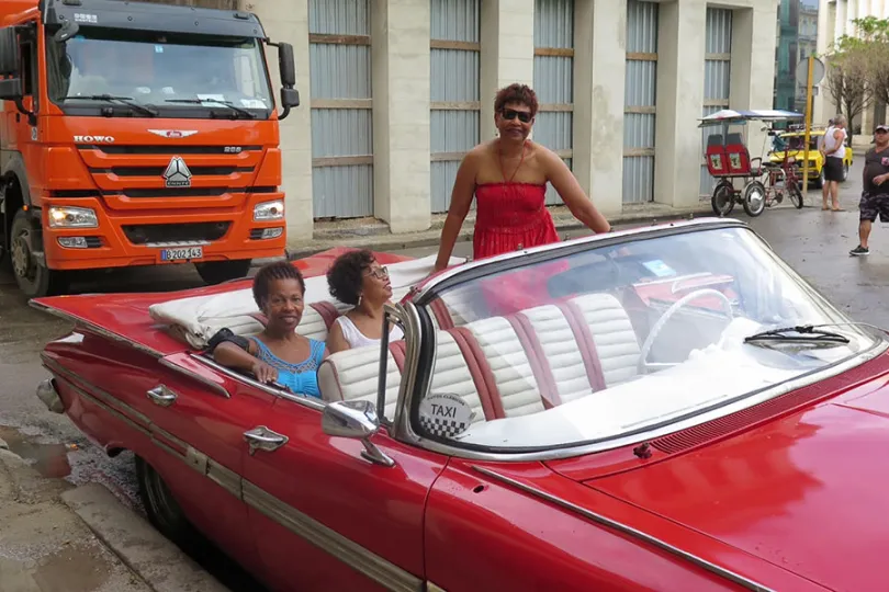 Cuba reisverslag dames in auto