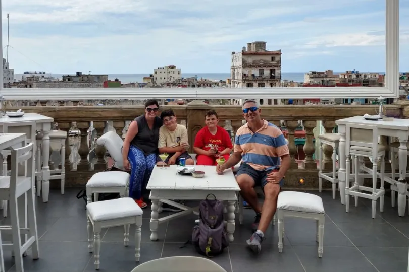 Cuba familiereis gezin op dakterras