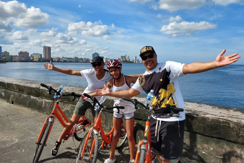 Cuba familiereis gezin fietsen