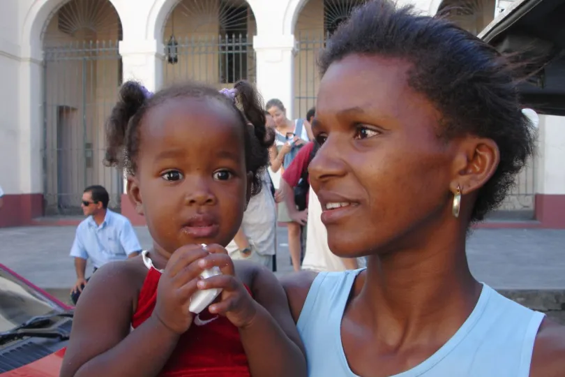 Cuba familiereis vrouw met kind