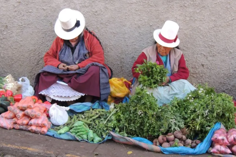 Lokale bewoners op markt