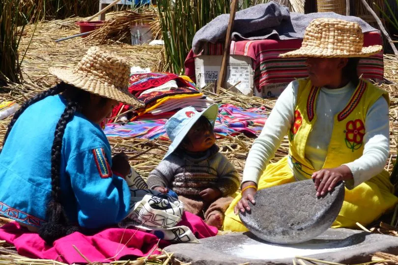 De Uros Drijvende Eilanden In Het Titicacameer, Peru. Typische Boot En  Inboorlingen Royalty-Vrije Foto, Plaatjes, Beelden en Stock Fotografie.  Image 122062528