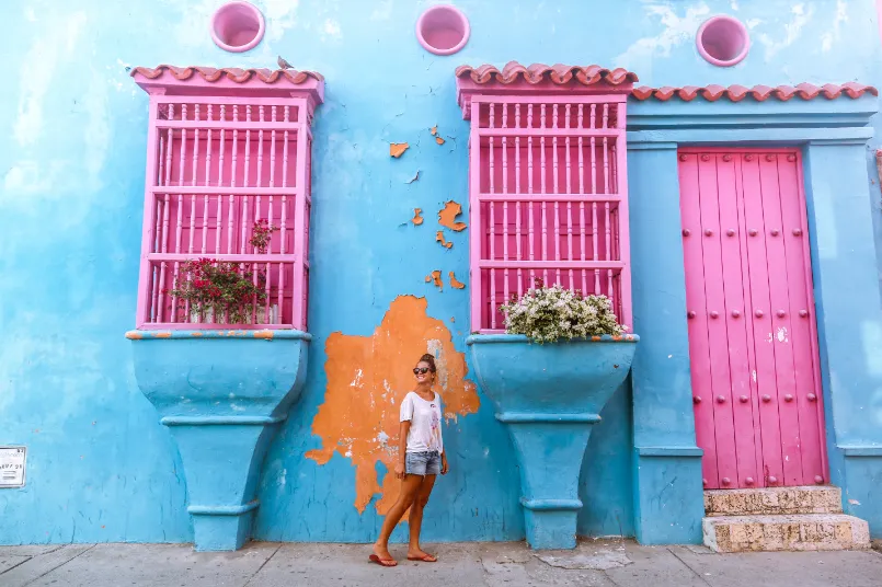 Colombia kleurrijke muur toerist