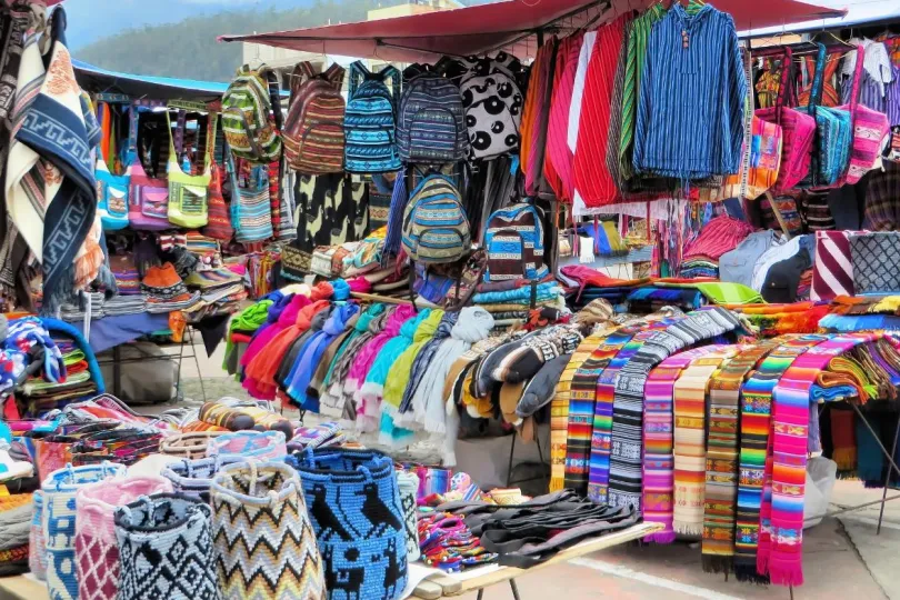 kleurrijke marktkraam