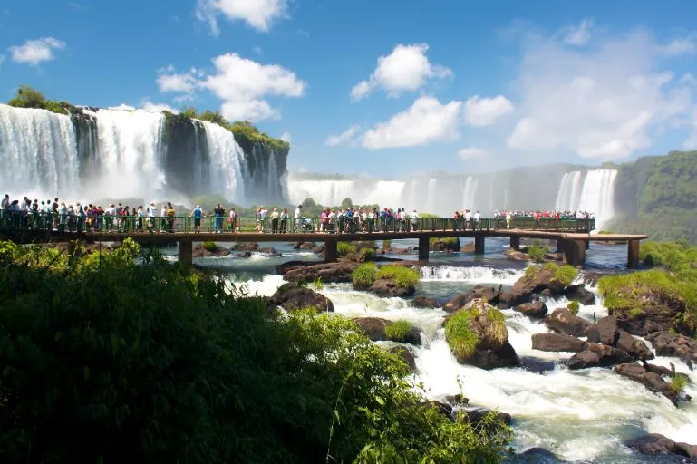 Kijkers naar waterval