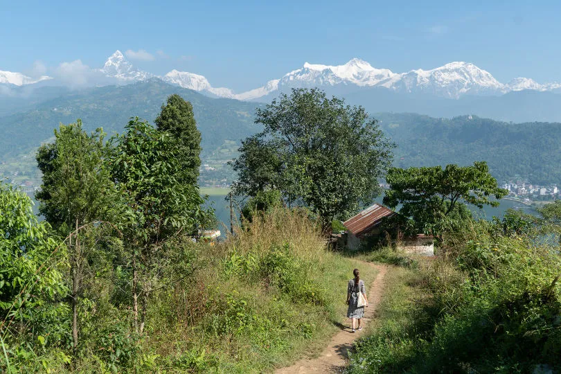 Eine Frau läuft zu einer Lodge in nepal