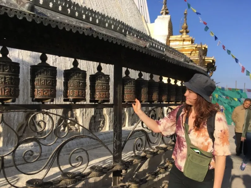Ein Kind läuft in Kathmandu an einem Tempel vorbei
