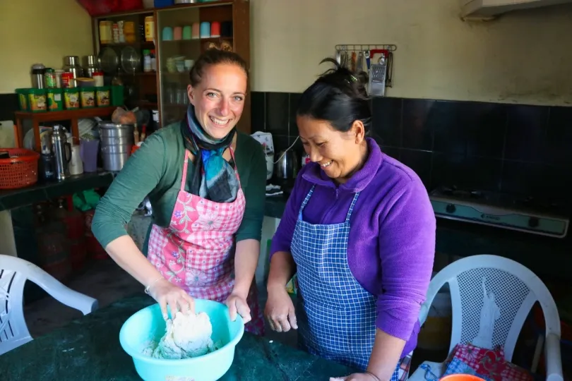 Eine Reisende bei einem Workshop in Nepal um Momos herzustellen