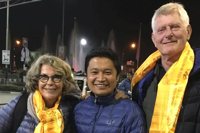 Zwei reisende stehen mit Ihrem Guide in Nepal vor der Kamera