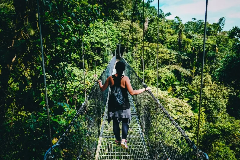 Eine Frau läuft über eine Hängebrücke in Costa Rica