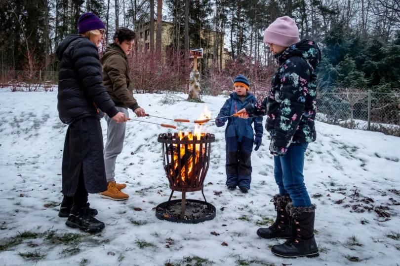 Zweden met kinderen hotdogs sneeuw