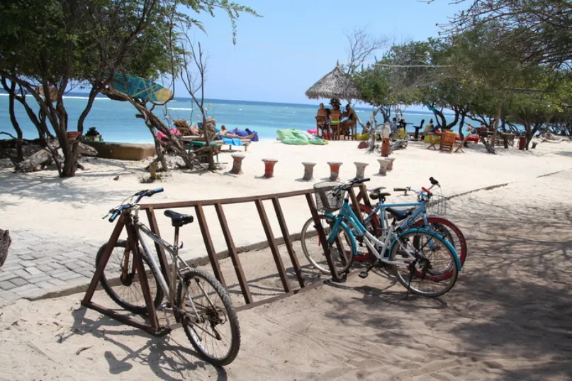 Indonesië fietsen strand