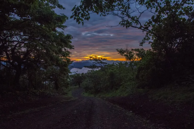 Huurauto Costa Rica weg zonsondergang