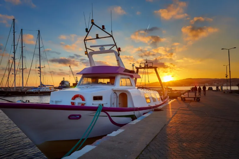 Boot met zonsondergang