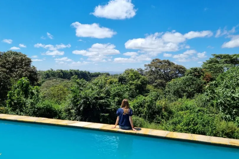 Vakantie naar Tanzania tijdens Corona vrouw bij zwembad
