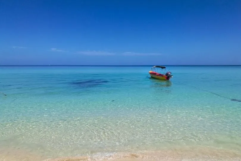 Ein Boot am Negril Beach in Jamaika